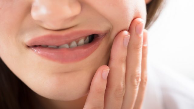 虫歯が原因で嫌な臭いが発生する理由と対処法について