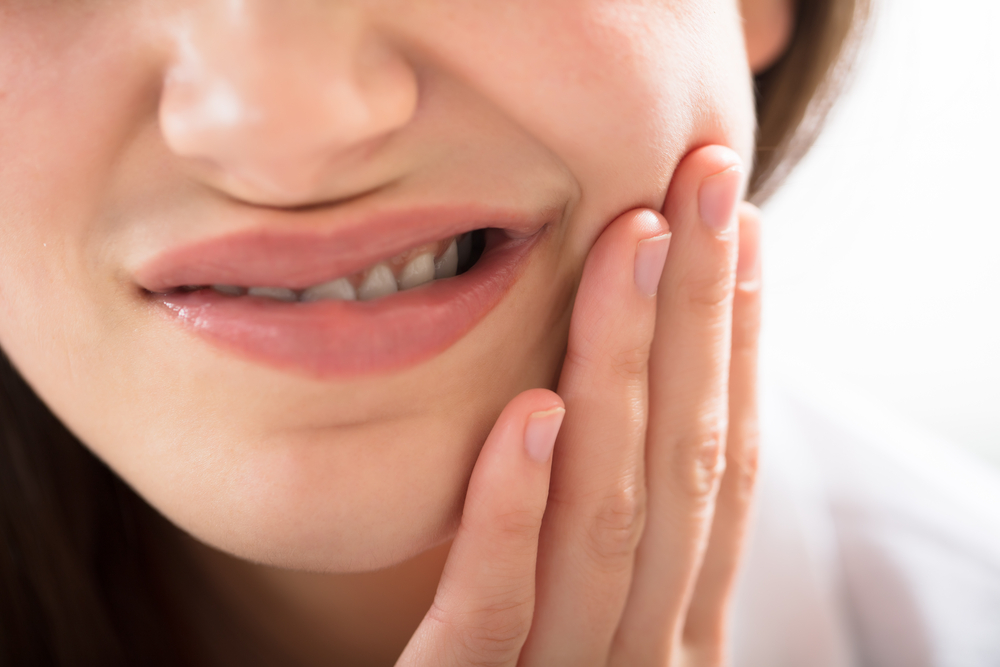 虫歯が原因で嫌な臭いが発生する理由と対処法について